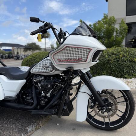 2023 Harley-Davidson® Road Glide® 3 thumb 3