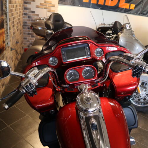 2016 CVO™ Road Glide® Ultra (FLTRUSE) thumb 1