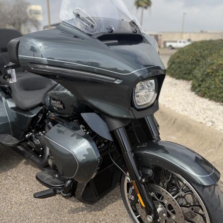 2026 Harley-Davidson® Street Glide 3 Limited Iron Horse Metallic Chrome Trim thumb 2