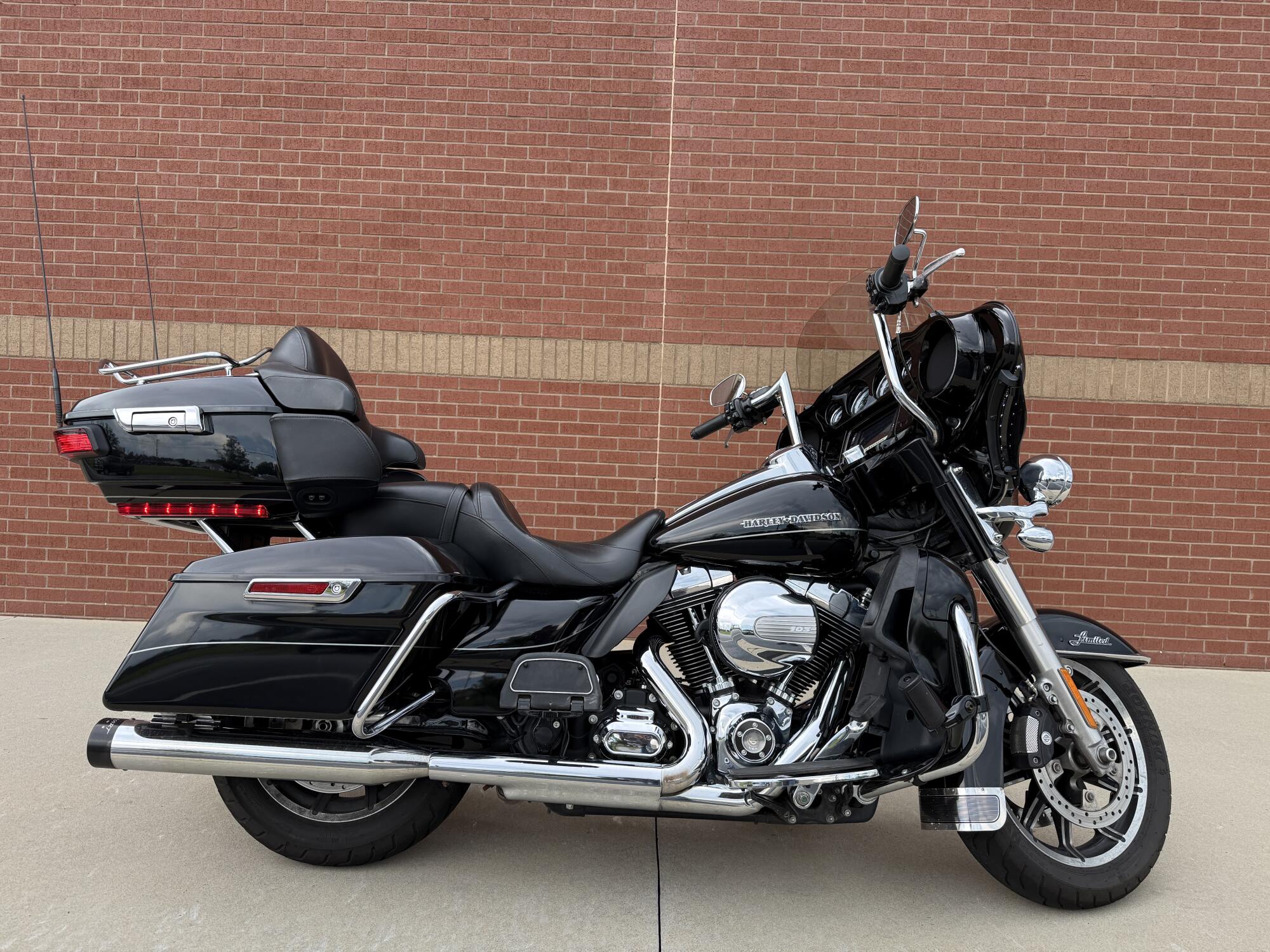 2016 Harley-Davidson® Ultra Limited Vivid Black