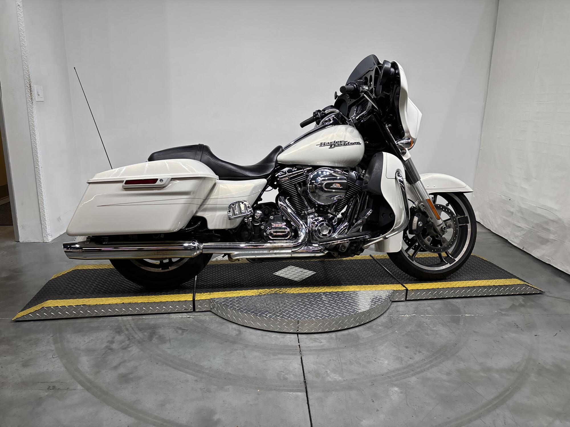 FLHXS 2015 Street Glide® Special