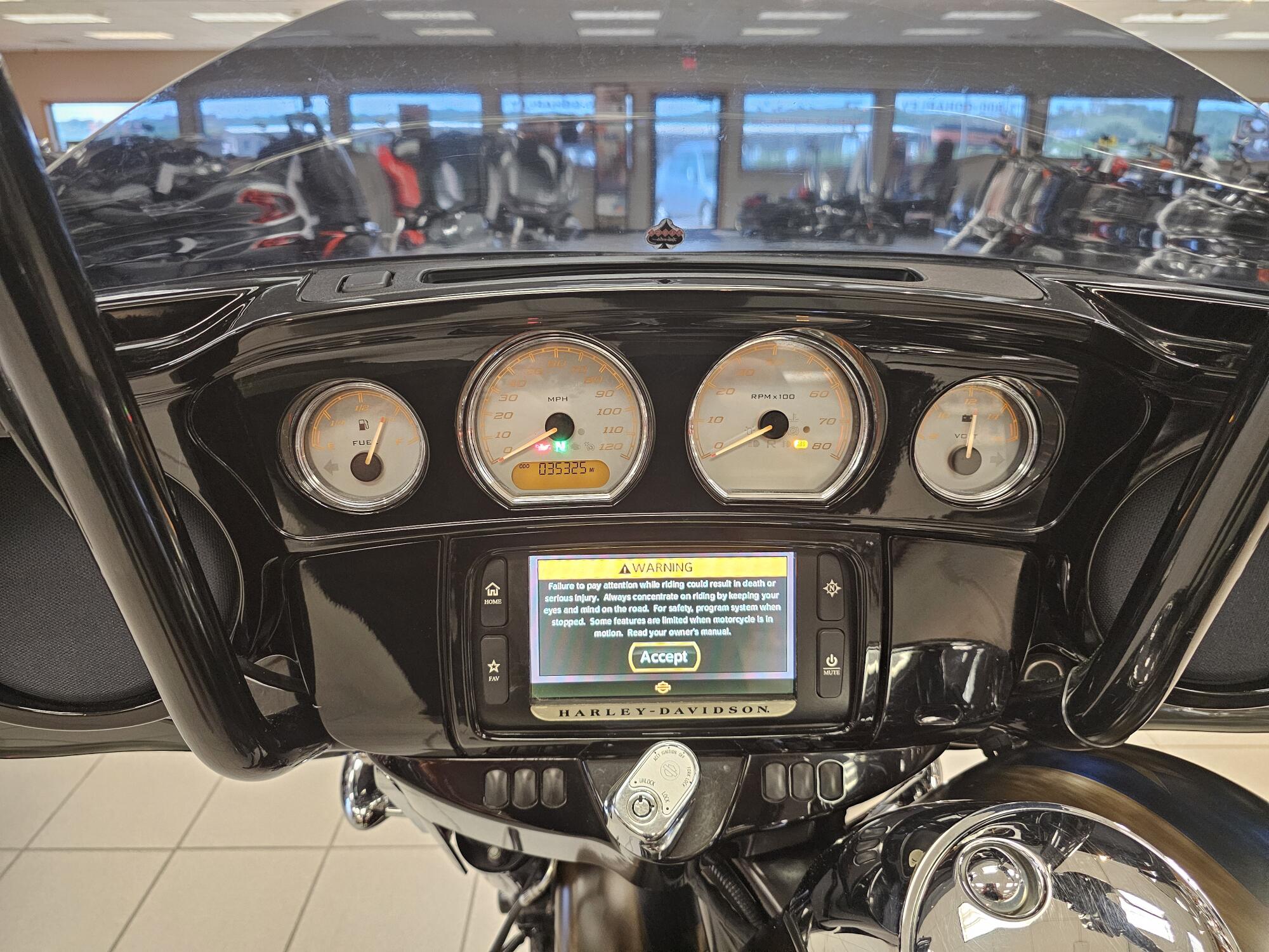 FLHXS 2015 Street Glide® Special, photo 24
