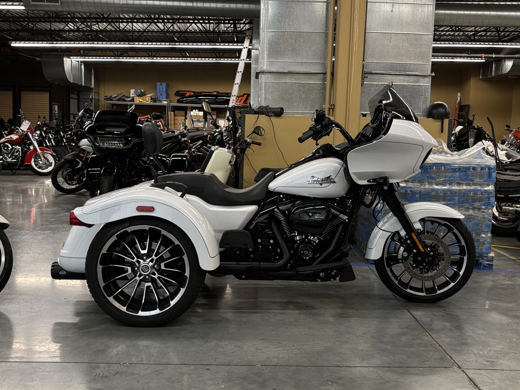 FLTRT 2025 Road Glide® 3