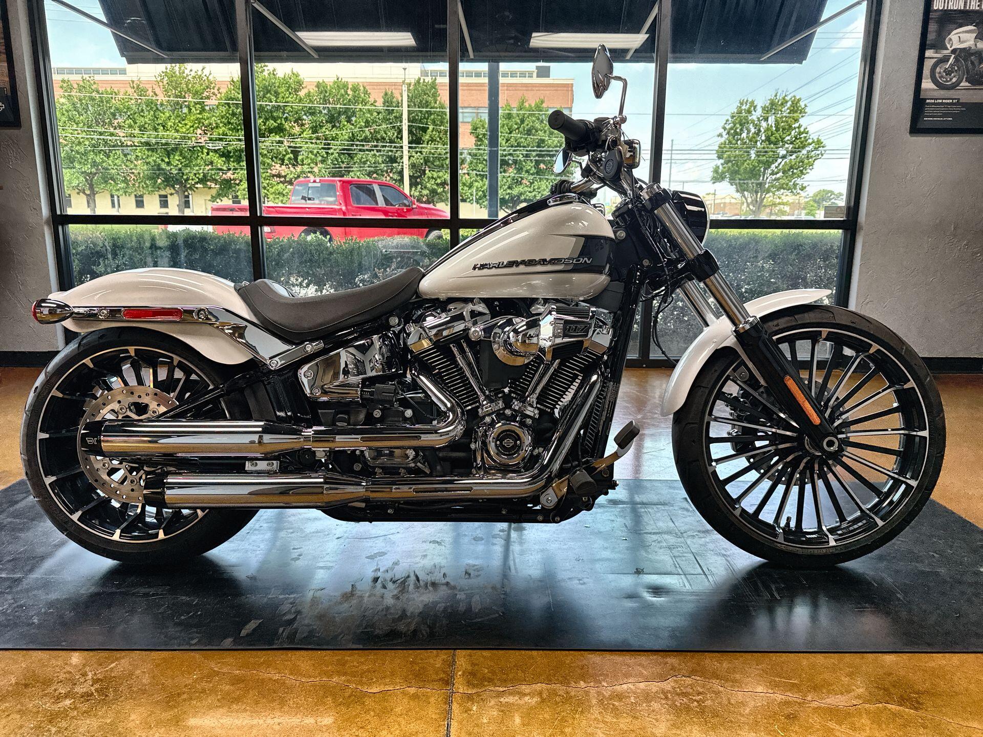 2024 Harley-Davidson® Breakout® 117 White Onyx Pearl