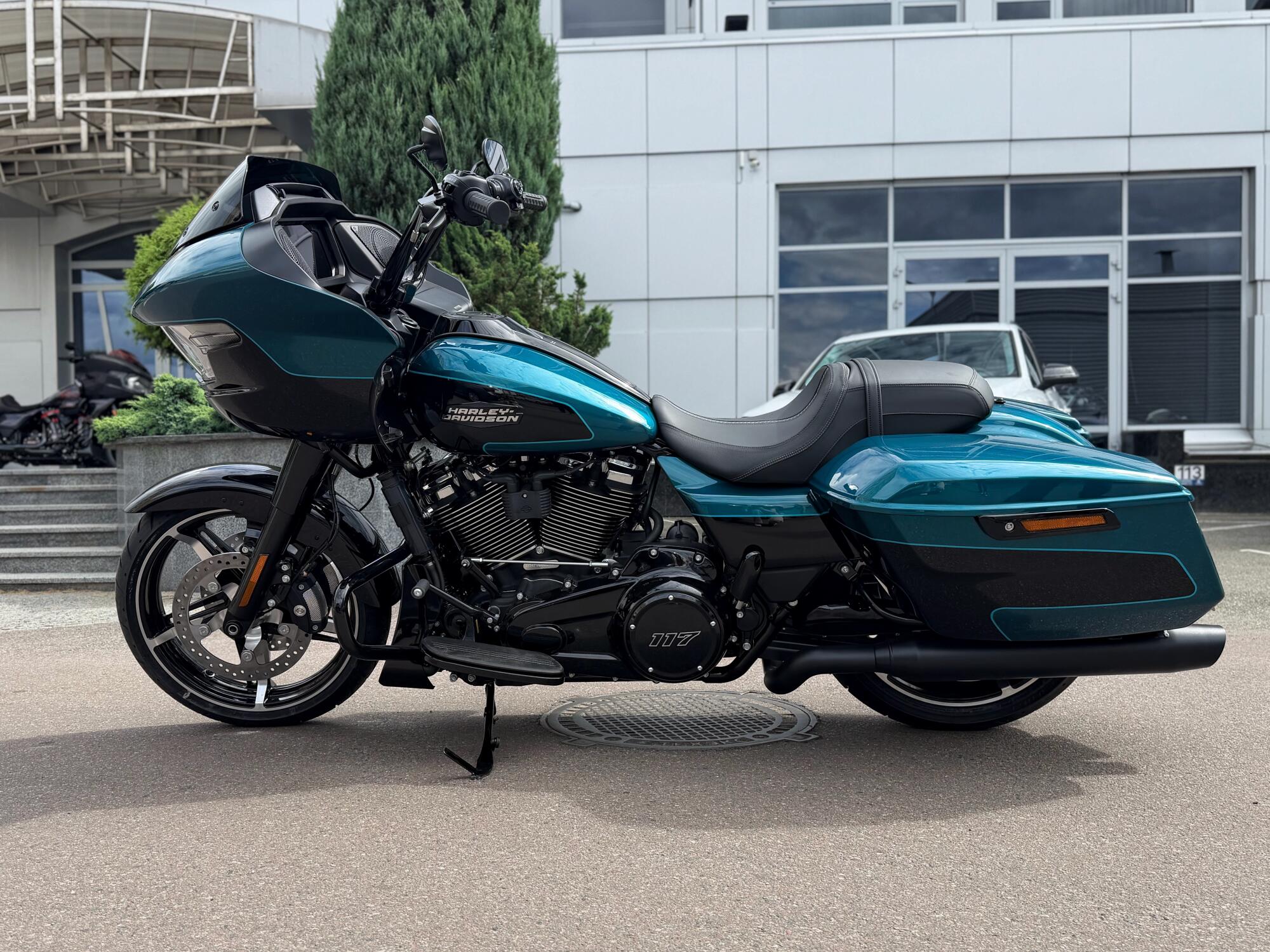2026 Harley-Davidson® Road Glide® Teal Thunder / Vivid Black Black Trim