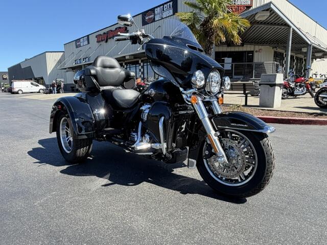 2024 Harley-Davidson® Tri Glide® Ultra Vivid Black