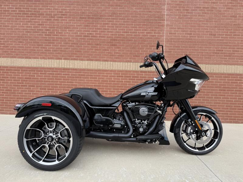 2026 Harley-Davidson® Road Glide 3 Vivid Black - Black Finish