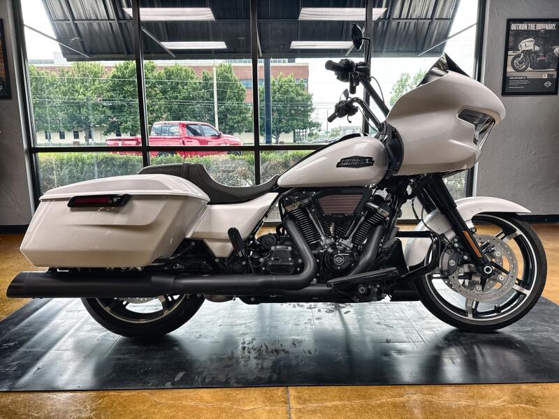 2025 Harley-Davidson® Road Glide® White Onyx Pearl - Black Finish