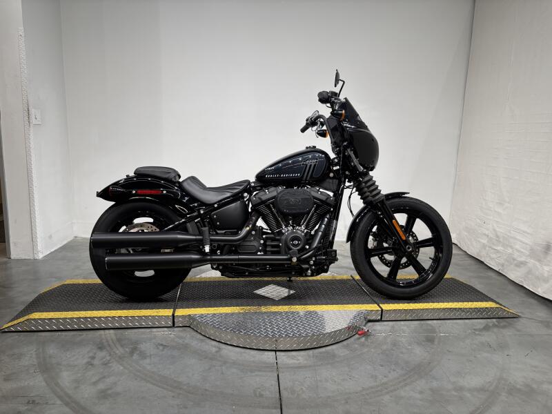 2024 Harley-Davidson® Street Bob® 114 Vivid Black