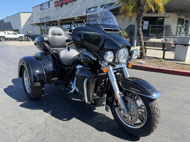 2021 Harley-Davidson® Tri Glide® Ultra Vivid Black