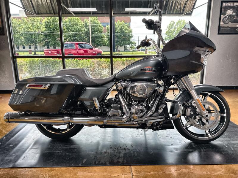 2025 Harley-Davidson® Road Glide® Iron Horse Metallic Chrome Trim