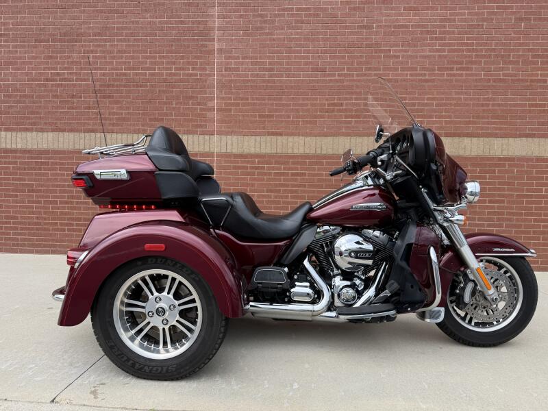 2015 Harley-Davidson® Tri Glide® Ultra Mysterious Red Sunglo