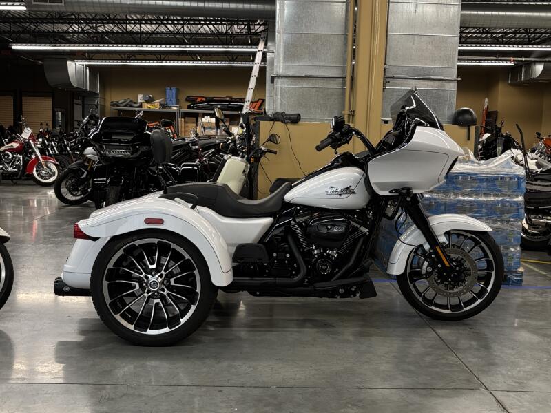 FLTRT 2025 Road Glide® 3