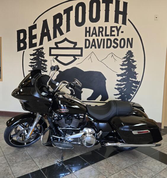 2026 Harley-Davidson® Road Glide® Vivid Black Chrome Trim