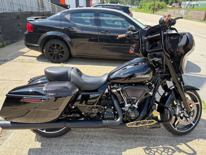 2025 Harley-Davidson® Street Glide® Vivid Black - Black Finish