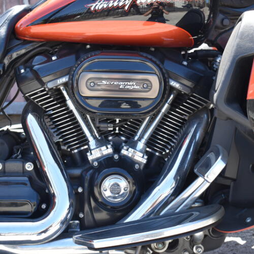 2017 Harley-Davidson® CVO™ Street Glide® FLHXSE thumb 2