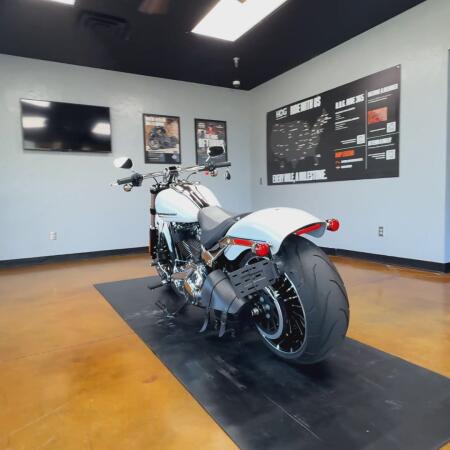 2024 Harley-Davidson® Breakout® 117 White Onyx Pearl thumb 1