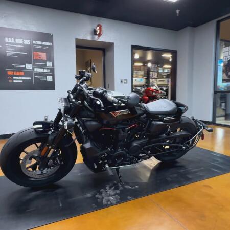 2026 Harley-Davidson® Sportster® S Vivid Black Black Trim thumb 2
