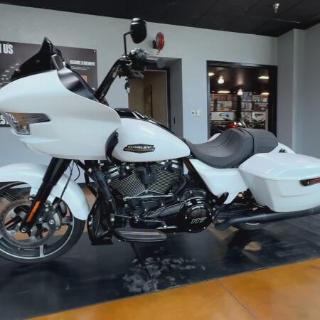 2025 Harley-Davidson® Road Glide® White Onyx Pearl - Black Finish thumb 2