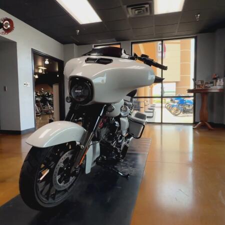 2020 Harley-Davidson® CVO™ Street Glide® Sand Dune thumb 3