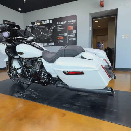 2025 Harley-Davidson® Road Glide® White Onyx Pearl - Black Finish thumb 1