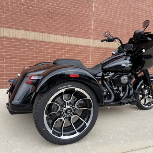 2026 Harley-Davidson® Road Glide 3 Vivid Black - Black Finish thumb 0