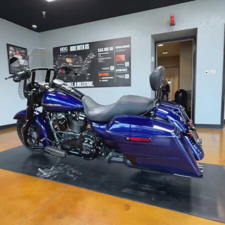 2020 Harley-Davidson® Road King® Special Zephyr Blue/Black Sunglo thumb 3