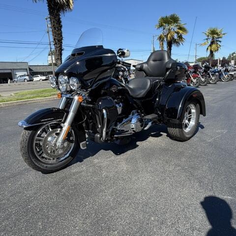 2021 Harley-Davidson® Tri Glide® Ultra Vivid Black thumb 1