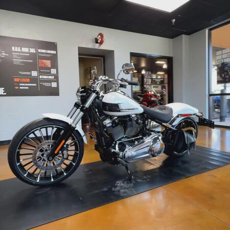 2024 Harley-Davidson® Breakout® 117 White Onyx Pearl thumb 3