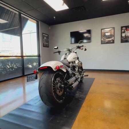 2024 Harley-Davidson® Breakout® 117 White Onyx Pearl thumb 0