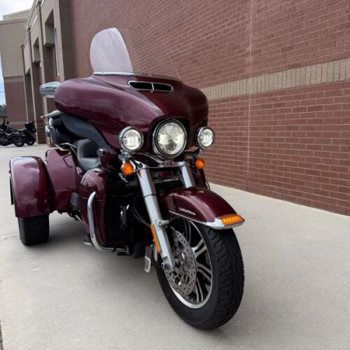 2015 Harley-Davidson® Tri Glide® Ultra Mysterious Red Sunglo thumb 2