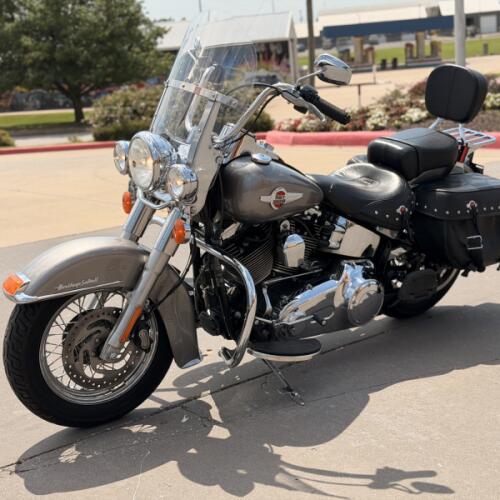 2016 Harley-Davidson® Heritage Softail® Classic FLSTC Billet Silver 037007 thumb 0