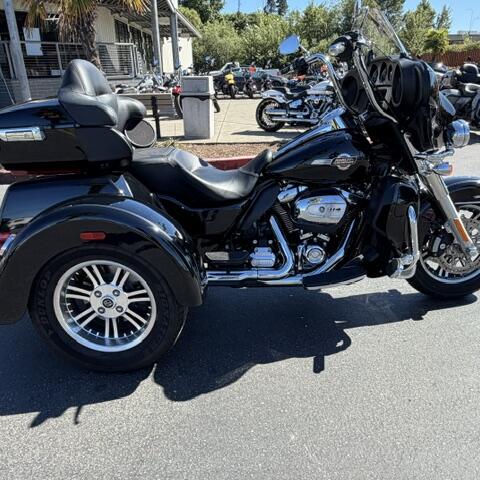 2024 Harley-Davidson® Tri Glide® Ultra Vivid Black thumb 1