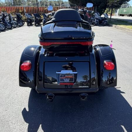 2024 Harley-Davidson® Tri Glide® Ultra Vivid Black thumb 0