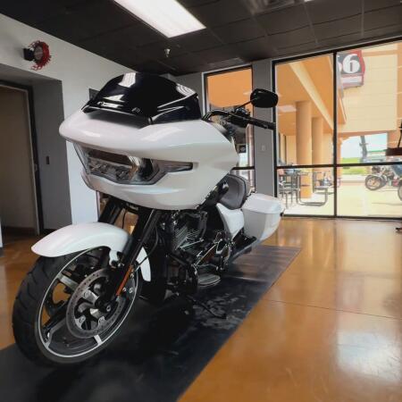 2025 Harley-Davidson® Road Glide® White Onyx Pearl - Black Finish thumb 3