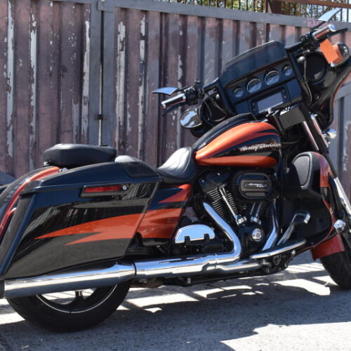 2017 Harley-Davidson® CVO™ Street Glide® FLHXSE thumb 1