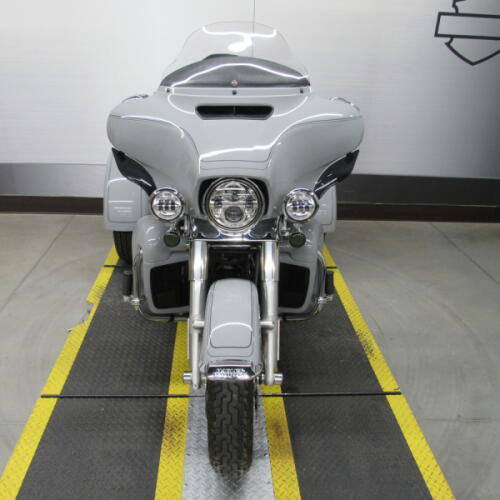 FLHTCUTG 2024 Tri Glide™ Ultra thumb 2