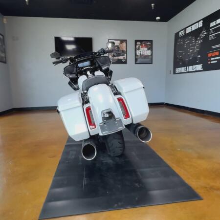 2025 Harley-Davidson® Road Glide® White Onyx Pearl - Black Finish thumb 0