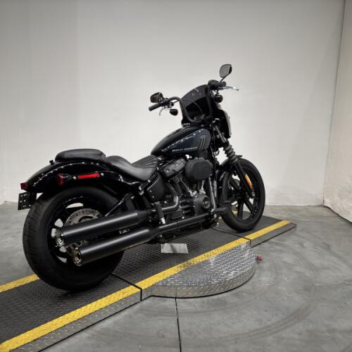 2024 Harley-Davidson® Street Bob® 114 Vivid Black thumb 3