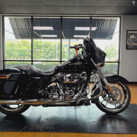 2021 Harley-Davidson® Street Glide® Vivid Black thumb 1