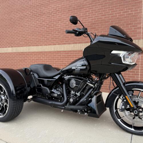 2026 Harley-Davidson® Road Glide 3 Vivid Black - Black Finish thumb 3