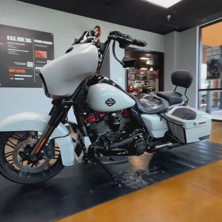 2020 Harley-Davidson® CVO™ Street Glide® Sand Dune thumb 2