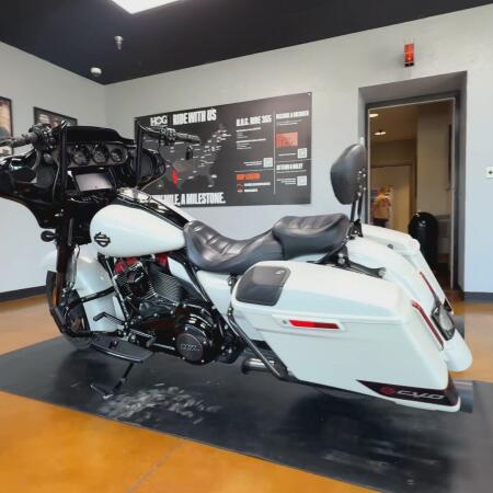 2020 Harley-Davidson® CVO™ Street Glide® Sand Dune thumb 1