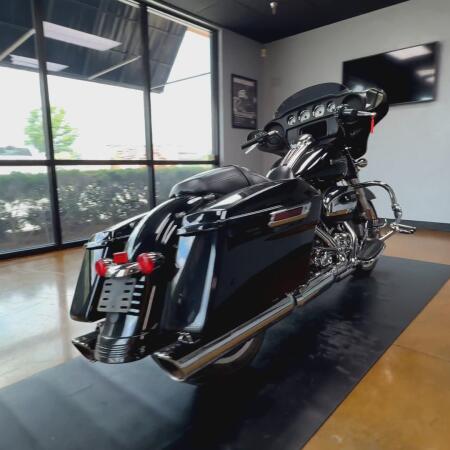 2021 Harley-Davidson® Street Glide® Vivid Black thumb 2
