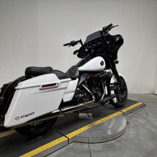 FLHXSE 2021 CVO™ Street Glide® thumb 3