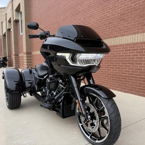 2026 Harley-Davidson® Road Glide 3 Vivid Black - Black Finish thumb 2