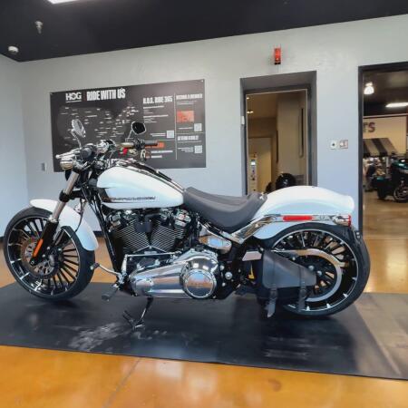 2024 Harley-Davidson® Breakout® 117 White Onyx Pearl thumb 2