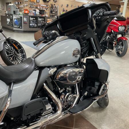 2025 Harley-Davidson® Street Glide® Ultra Billiard Gray thumb 2