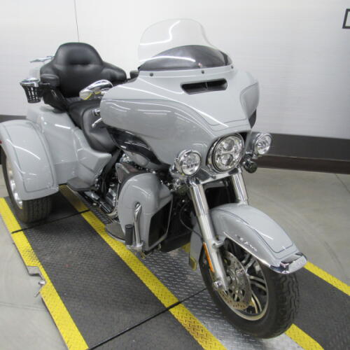 FLHTCUTG 2024 Tri Glide™ Ultra thumb 3