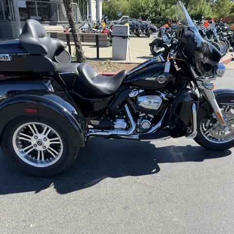 2021 Harley-Davidson® Tri Glide® Ultra Vivid Black thumb 3